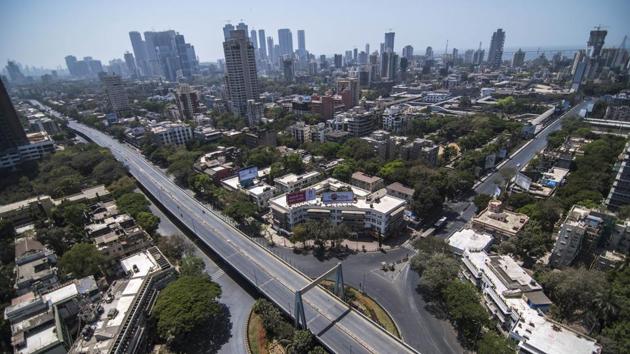 Deserted view of Dadar TT flyover during Janta Curfew in Mumbai, India, on Sunday, March 22, 2020. PM Modi proposed a 'Janta curfew' for the day between 7 am and 9 pm as part of social distancing to check the spread of the coronavirus. (Pratik Chorge / HT Photo)