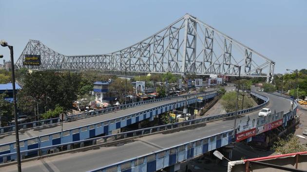 The iconic Howrah Bridge bears a deserted look in Kolkata, West Bengal, India on Sunday, March 22, 2020. PM Modi proposed a 'Janata curfew' for the day between 7 am and 9 pm as part of social distancing to check the spread of the coronavirus. (Samir Jana / HT Photo)