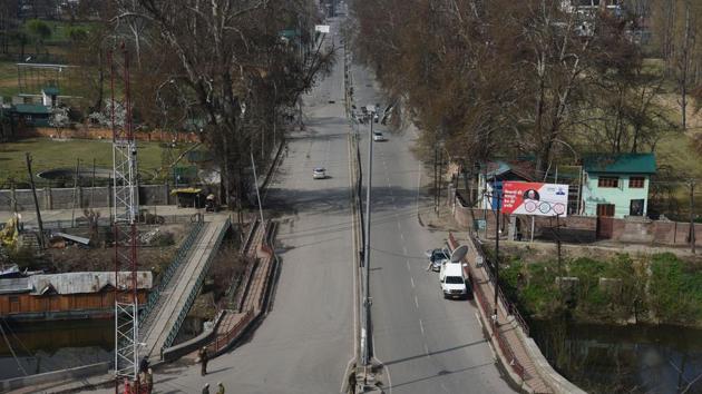 A deserted street in Srinagar, Jammu and Kashmir, India, on Sunday March 22, 2020. PM Modi proposed a 'Janata curfew' for the day between 7 am and 9 pm as part of social distancing to check the spread of the coronavirus. (Waseem Andrabi / HT Photo)
