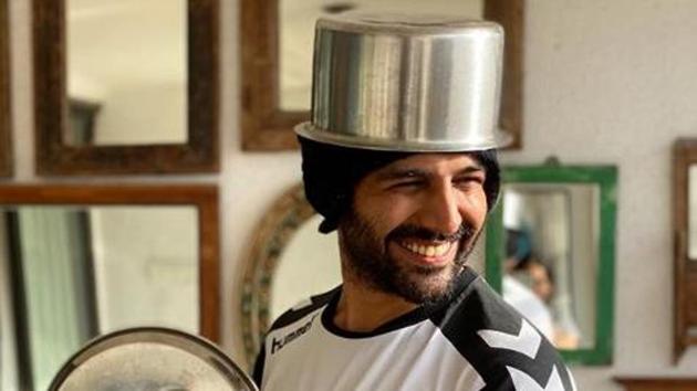 Kartik Aaryan joins the country in saluting workers who are fighting coronavirus and risking their own lives for everyone else’s. Kartik Aaryan joins the country in saluting workers who are fighting coronavirus and risking their own lives for everyone else’s.