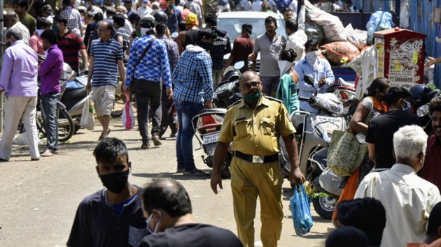 A view of the crowded Dahisar market in Mumbai, March 23, 2020, despite the prohibitory orders issued by Maharashtra government to prevent the spread of Covid-19. (Pramod Thakur / HT Photo) A view of the crowded Dahisar market in Mumbai, March 23, 2020, despite the prohibitory orders issued by Maharashtra government to prevent the spread of Covid-19. (Pramod Thakur / HT Photo)