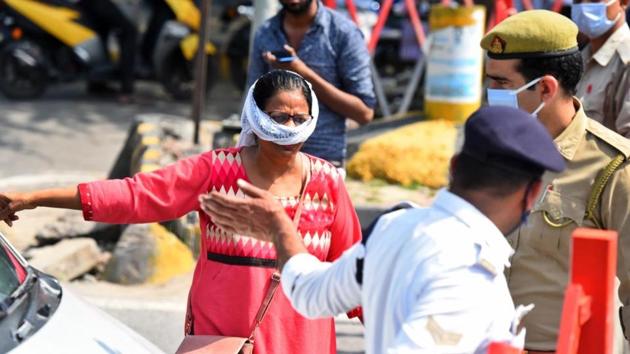 The Delhi Police commissioner, SN Srivasatava, eatlier said residents of the city would be allowed to come in if they were stuck in the bordering areas. (Photo:Raj K Raj/ Hindustan Times) The Delhi Police commissioner, SN Srivasatava, eatlier said residents of the city would be allowed to come in if they were stuck in the bordering areas. (Photo:Raj K Raj/ Hindustan Times)