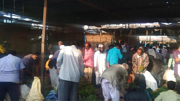 Crowds throng a vegetable market in Hyderabad on Monday despite a lockdown. (Sourced) Crowds throng a vegetable market in Hyderabad on Monday despite a lockdown. (Sourced)