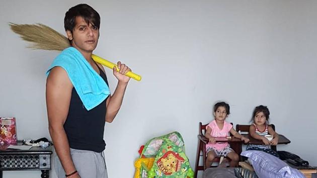 Karanvir Bohra appealed to men to participate in the household chores, as well.