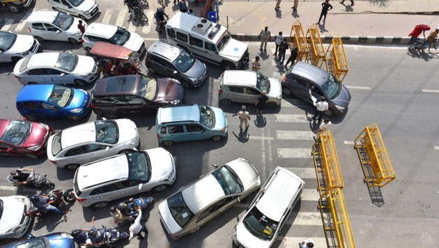 There were scenes of chaos at Ghazipur on UP-Delhi border on Monday, March 23, 2020. (Sanchit Khanna / HT Photo) There were scenes of chaos at Ghazipur on UP-Delhi border on Monday, March 23, 2020. (Sanchit Khanna / HT Photo)