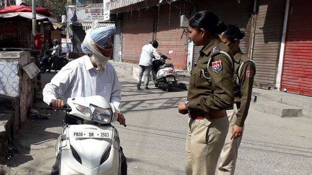 Police officials warns commuters to go back home during lock down at Jalandhar, Punjab, March 23, 2020. (Pardeep Pandit / HT Photo) Police officials warns commuters to go back home during lock down at Jalandhar, Punjab, March 23, 2020. (Pardeep Pandit / HT Photo)