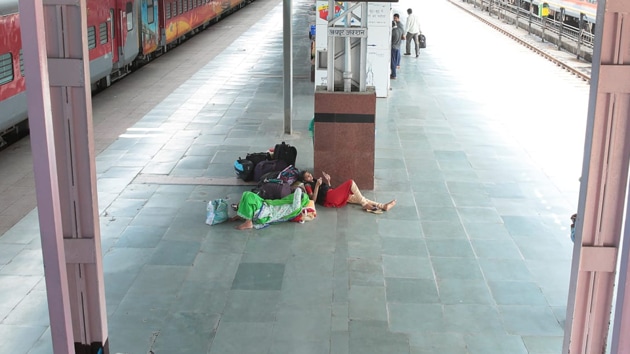 A family stranded at Jaipur railway station as all passengers trains have been cancelled till March 31, Sunday, 22 March 2020. (Himanshu Vyas / HT Photo) A family stranded at Jaipur railway station as all passengers trains have been cancelled till March 31, Sunday, 22 March 2020. (Himanshu Vyas / HT Photo)