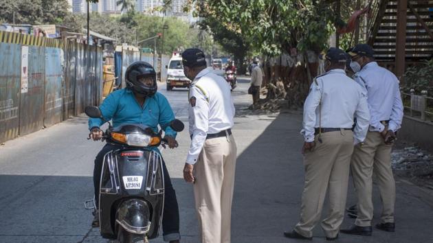 Traffic police checking commuters. (Pratik Chorge/HT Photo)