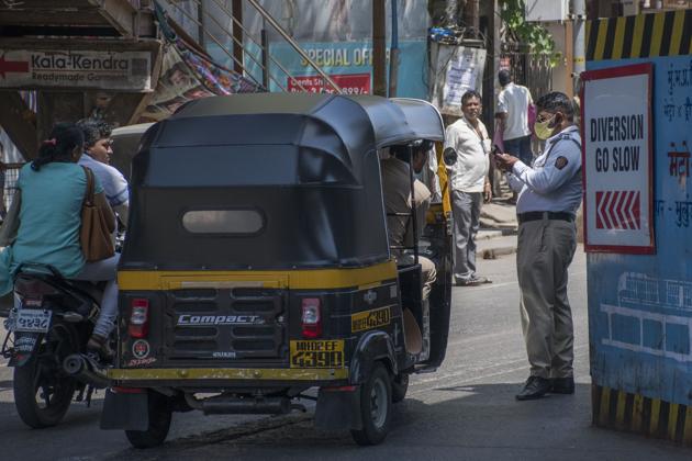 Traffic police checking autos at Bhandup in Mumbai. (Pratik Chorge/HT Photo)