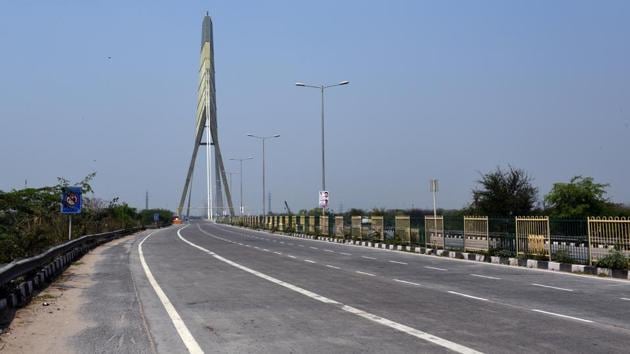 A deserted view of the Signature Bridge in New Delhi, during the ‘Janata curfew' on Sunday, March 22, 2020.(Ajay Aggarwal/HT PHOTO)