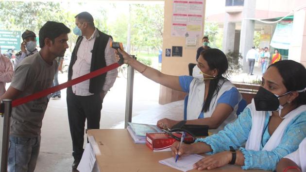 Doctors use infrared thermometers to screen people as a precaution against coronavirus, at Civil Hospital, Sector 10, in Gurugram. (Yogendra Kumar/HT PHOTO) Doctors use infrared thermometers to screen people as a precaution against coronavirus, at Civil Hospital, Sector 10, in Gurugram. (Yogendra Kumar/HT PHOTO)