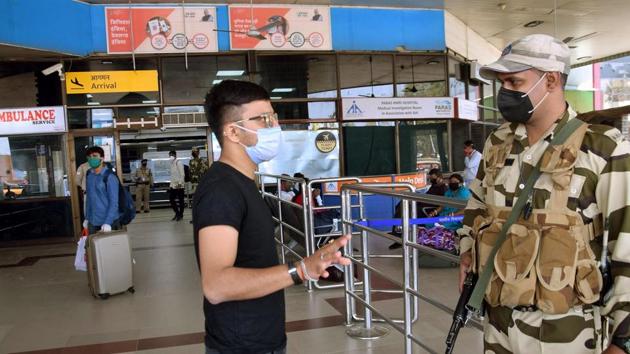 Traveller arriving at Patna Airport in Patna, Bihar on Sunday, March 22, 2020. (Santosh Kumar/HT Photo) Traveller arriving at Patna Airport in Patna, Bihar on Sunday, March 22, 2020. (Santosh Kumar/HT Photo)
