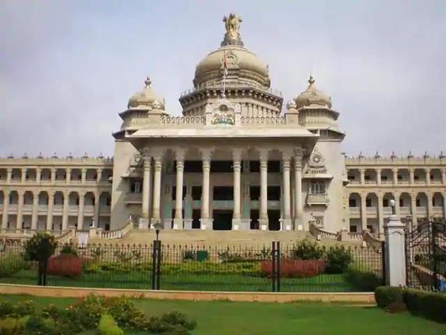 Karnataka’s attempt to get people to maintain social distancing over Covid-19 hasn’t working in many districts due to Ugadi shopping Karnataka’s attempt to get people to maintain social distancing over Covid-19 hasn’t working in many districts due to Ugadi shopping