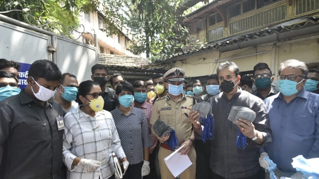 A crime branch unit of the Mumbai Police seized masks worth Rs 15 crore from a godown in Bhiwandi. (Satyabrata Tripathy//HT PHOTO) A crime branch unit of the Mumbai Police seized masks worth Rs 15 crore from a godown in Bhiwandi. (Satyabrata Tripathy//HT PHOTO)