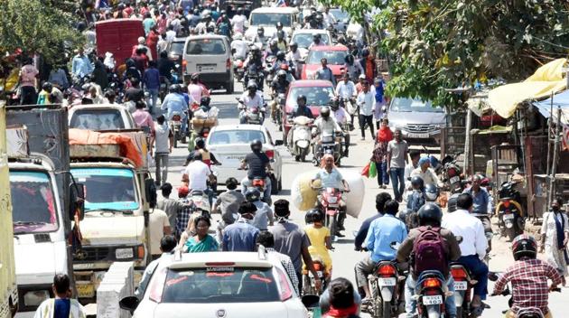 Heavy traffic during the first day of lockdown imposed by the state government to curb the spread of coronavirus, at Kokar locality, in Ranchi on Monday.(Diwakar Prasad/ Hindustan Times) Heavy traffic during the first day of lockdown imposed by the state government to curb the spread of coronavirus, at Kokar locality, in Ranchi on Monday.(Diwakar Prasad/ Hindustan Times)