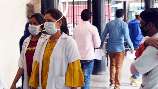 Coronavirus update: A doctors’ body at AIIMS has asked Home Minister Amit Shah to order the police to ensure that doctors are not thrown out by landlords for treating Covid-19 patients(Diwakar Prasad/ Hindustan Times)