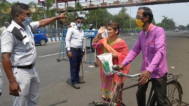 Traffic police stop commuters during lockdown in the wake of coronavirus outbreak, Kolkata, March 24, 2020(PTI)