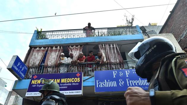 Residents watch from their houses as police personnel clear the anti-CAA protest site at Shaheen Bagh. (PTI)