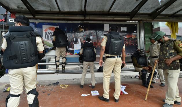 Police remove posters and boards from the anti-CAA protest site at Shaheen Bagh. (PTI)