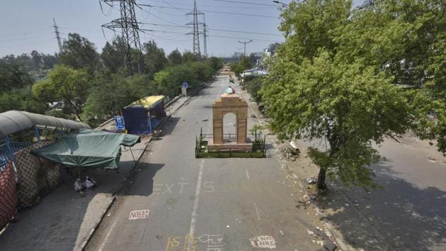 A deserted view of the main road in Shaheen Bagh, which has been the site of over a 100-day protest against the CAA-NRC-NPR. On March 22, PM Modi proposed a 'Janata curfew' for the day between 7 am and 9 pm as part of social distancing to check the spread of the coronavirus, following which the site was kept clear of protesters. (Burhaan Kinu / HT PHOTO)