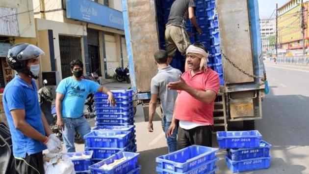 Workers of Patna Dairy Project selling milk at Buddha Marg during a lockdown over the coronavirus in Patna, Bihar on March 23, 2020. (Santosh Kumar/HT Photo) Workers of Patna Dairy Project selling milk at Buddha Marg during a lockdown over the coronavirus in Patna, Bihar on March 23, 2020. (Santosh Kumar/HT Photo)