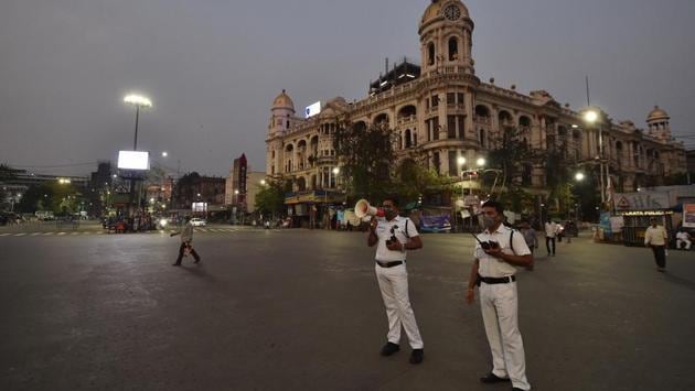Police requesting people to go back to their homes after lockdown in the wake of the coronavirus pandemic in Kolkata. (PTI) Police requesting people to go back to their homes after lockdown in the wake of the coronavirus pandemic in Kolkata. (PTI)