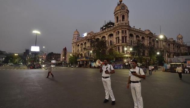 Police requesting people to go back to their homes after lock down in the wake of coronavirus outbreak in Kolkata, March 23, 2020. (PTI) Police requesting people to go back to their homes after lock down in the wake of coronavirus outbreak in Kolkata, March 23, 2020. (PTI)