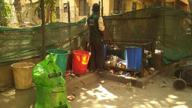 Waste pickers are working round the clock even as city is in the grip of Covid-19 outbreak. (HT PHOTO) Waste pickers are working round the clock even as city is in the grip of Covid-19 outbreak. (HT PHOTO)
