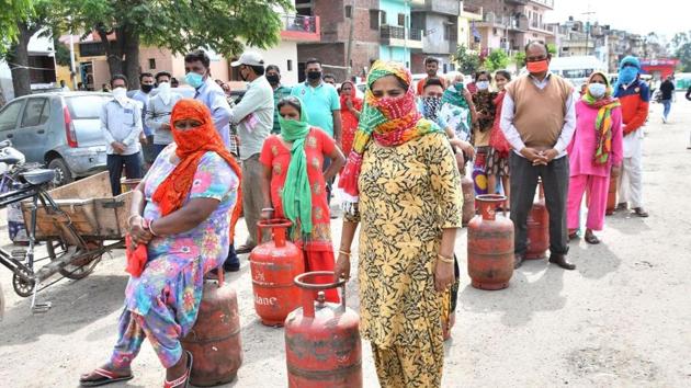 People maintaining distance in queue for refilling LPG gas cylinders in Chandigarh (HT Photo/Keshav Singh) People maintaining distance in queue for refilling LPG gas cylinders in Chandigarh (HT Photo/Keshav Singh)