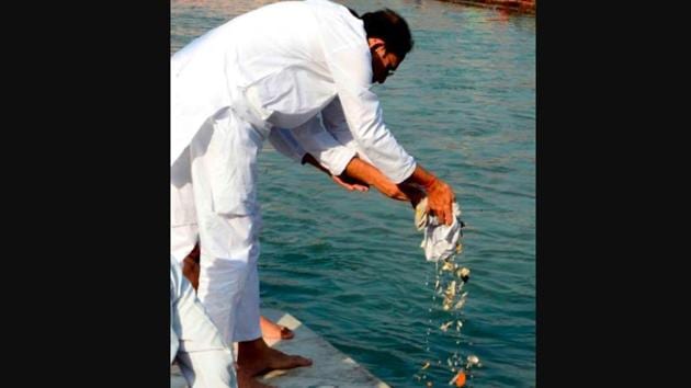 A person performing ashes immersion at Ganga in Haridwar.(HT photo)