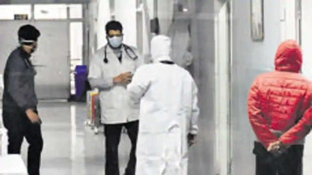 A couple who was found positive for coronavirus in Pune was tested negative in their second test and discharged on Wednesday. (HT Photo) A couple who was found positive for coronavirus in Pune was tested negative in their second test and discharged on Wednesday. (HT Photo)