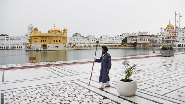 A view of the Golden Temple during a state announced curfew in Amritsar on March 24, 2020. About three quarters of the country was under lockdown till Tuesday before the Prime Minister announced that the country was going into a complete lockdown till April 15. (Sameer Sehgal / HT Photo)