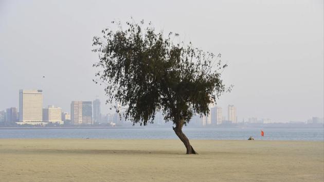 Not a soul in sight at Girgaon Chowpatty, in Mumbai on March 24, 2020. The centre has issued guidelines on essential services, what people can and cannot do during the lockdown. Violators will be punished, can face prison time. Hundreds were booked across India on Tuesday for violating states’ lockdowns, many being told to do sit-ups and squats on roads. (Anshuman Poyrekar / HT Photo)