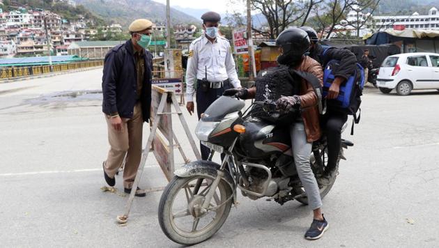 Police personnel check movement of vehicles in Mandi on Wednesday. (Birbal Sharma/ht) Police personnel check movement of vehicles in Mandi on Wednesday. (Birbal Sharma/ht)
