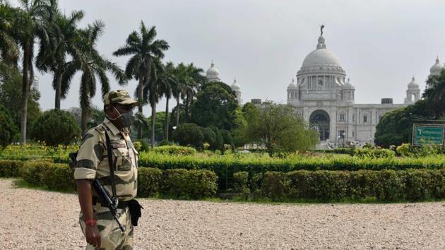 A security personnel keeps watch at Victoria Memorial Hall in Kolkata. If people did not abide by the directive, the PM warned, they risked setting themselves, their families, and India, back by 21 years. (Samir Jana / HT Photo)