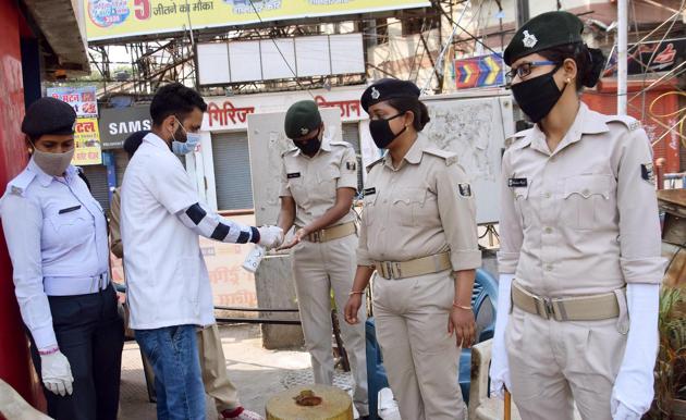 Police personnel are provided with hand sanitizer by volunteers while on duty, on the first day of the 3-week national lockdown to check the spread of coronavirus, at Dak Bungalow crossing in Patna. (Santosh Kumar/Hindustan Times) Police personnel are provided with hand sanitizer by volunteers while on duty, on the first day of the 3-week national lockdown to check the spread of coronavirus, at Dak Bungalow crossing in Patna. (Santosh Kumar/Hindustan Times)
