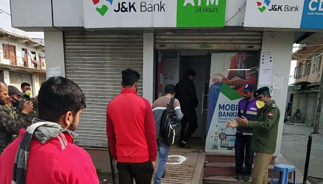 People standing at one meter distance que up to withdraw money from the ATM as a precautionary measure due to increasing cases of coronavirus, in Srinagar. (ANI) People standing at one meter distance que up to withdraw money from the ATM as a precautionary measure due to increasing cases of coronavirus, in Srinagar. (ANI)