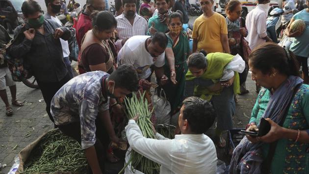Crowd circle around a vegetable seller in Mumbai, India, Wednesday, March 25, 2020. (AP photo) Crowd circle around a vegetable seller in Mumbai, India, Wednesday, March 25, 2020. (AP photo)