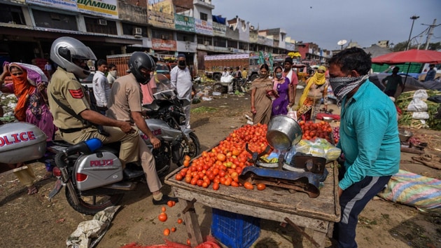 Vendors sell fruits and vegetables at Delhi’s Okhla vegetable market on the second day of 21-day lockdown as a preventive measure against Covid-19.(Biplov Bhuyan/HT PHOTO)