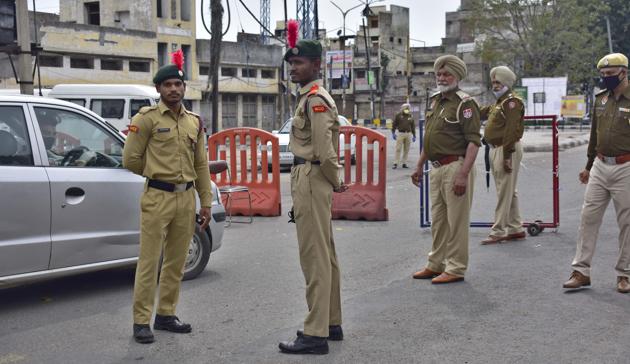 The cadets are helping the police personnel in barricading roads, deterring people from breaching the curfew, while guiding residents left in the lurch(HT Photo) The cadets are helping the police personnel in barricading roads, deterring people from breaching the curfew, while guiding residents left in the lurch(HT Photo)