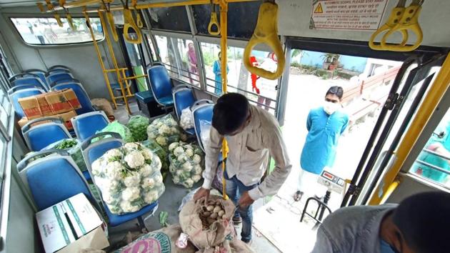 SAFE DELIVERY: Chandigarh administration staff selling vegetables and fruits from a Chandigarh Transport Undertaking bus at Sector 41 during curfew on Thursday. (Keshav Singh/HT) SAFE DELIVERY: Chandigarh administration staff selling vegetables and fruits from a Chandigarh Transport Undertaking bus at Sector 41 during curfew on Thursday. (Keshav Singh/HT)