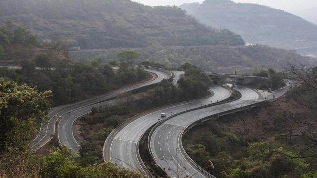 The Mumbai-Pune Expressway (Yashwantrao Chavan Expressway) during lockdown in Pune. The government on Wednesday temporarily suspended toll collection on national highways to reduce inconvenience to emergency services and also save critical time in view of the coronavirus outbreak. (Pratham Gokhale / HT Photo) The Mumbai-Pune Expressway (Yashwantrao Chavan Expressway) during lockdown in Pune. The government on Wednesday temporarily suspended toll collection on national highways to reduce inconvenience to emergency services and also save critical time in view of the coronavirus outbreak. (Pratham Gokhale / HT Photo)