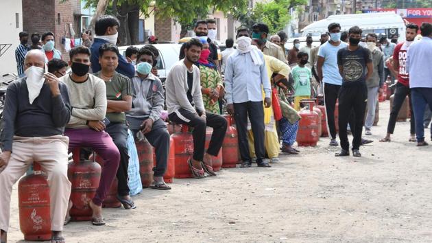 People queuing up for LPG cylinders at Sector 25 in Chandigarh on Wednesday.(Keshav Singh/HT) People queuing up for LPG cylinders at Sector 25 in Chandigarh on Wednesday.(Keshav Singh/HT)