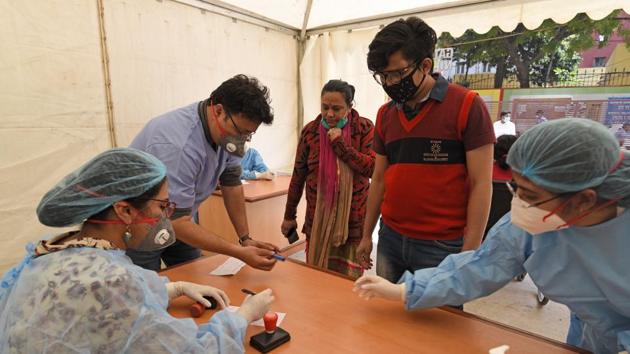 File photo of doctors at a Delhi hospital checking patients for symptoms of coronavirus before they are allowed to enter the main building. (Sanchit Khanna/HT File Photo) File photo of doctors at a Delhi hospital checking patients for symptoms of coronavirus before they are allowed to enter the main building. (Sanchit Khanna/HT File Photo)