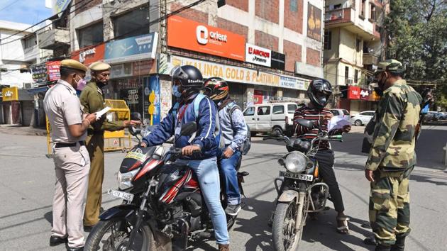 Security personnel check the IDs of commuters at Patel Nagar, New Delhi, March 25, 2020, during the three-week long national lockdown over Covid-19. (Sanchit Khanna/HT Photo) Security personnel check the IDs of commuters at Patel Nagar, New Delhi, March 25, 2020, during the three-week long national lockdown over Covid-19. (Sanchit Khanna/HT Photo)