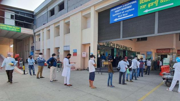 People queue up to buy medicines at Dayanand Medical College and Hospital in Ludhiana on Thursday.(HT PHOTO)