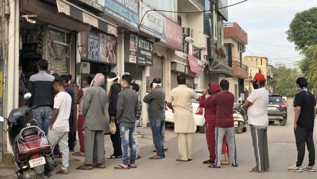 Locals make a beeline for a grocery shop in Ludhiana’s Sarabha Nagar on Thursday.)(Gurpreet Singh/Hindustan Times) Locals make a beeline for a grocery shop in Ludhiana’s Sarabha Nagar on Thursday.)(Gurpreet Singh/Hindustan Times)