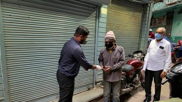 Volunteers of Delhi Youth Welfare Association, a community organisation handing over cash -- Rs 3000-- to a daily wager in the Walled City(HT Photo) Volunteers of Delhi Youth Welfare Association, a community organisation handing over cash -- Rs 3000-- to a daily wager in the Walled City(HT Photo)