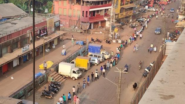 Long queues were seen outside the few grocery stores that opened on Friday after Goa government eased restrictions. (HT Photo) Long queues were seen outside the few grocery stores that opened on Friday after Goa government eased restrictions. (HT Photo)