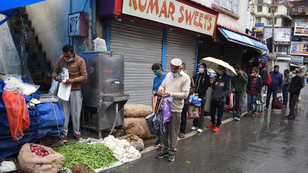 Now, people will be allowed to step out for three hours to purchase essential commodities near their homes.(HT Photo)